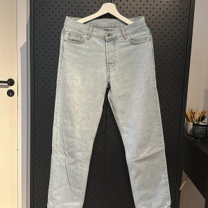 Ljusblå loose fit jeans från Sweet SkTBS - Säljer ett par ljusblå jeans från Sweet SkTBS med loose fit. Skick-9/10 size-28/32 