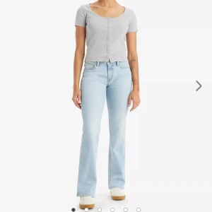 Ljusblå bootcut jeans Levi’s  - Säljer ett par ljusblå jeans med bootcut passform och låg midja. Köpta på Levis hemsida. W25/L30. Passar i längden på mig som är 163. Nypris 950