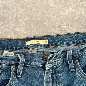 Levi's Baggy Dad jeans blå - Säljer ett par blå Levi's Baggy Dad jeans i storlek 30. Jeansen har en lös och baggy passform med klassisk femficksdesign och knappgylf. Perfekta för en avslappnad stil och tillverkade i slitstarkt denimtyg.