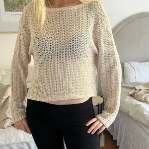 Beige stickad croppad tröja - Säljer en beige stickad tröja med croppad passform och långa ärmar. Storlek s från Zara.
