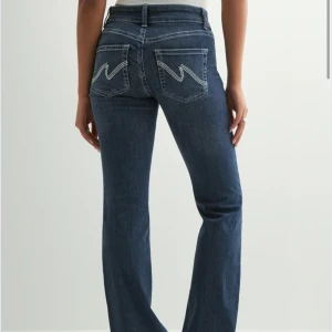 Nelly jeans - Snygga blå jeans med bootcut passform och vit broderad detalj på bakfickorna. köpta på Nelly för ca 1 månad sen, tycker dom e skit snygga men har inte kommit till andvändning. Köpta för 699!💕 skriv privat för egna bilder