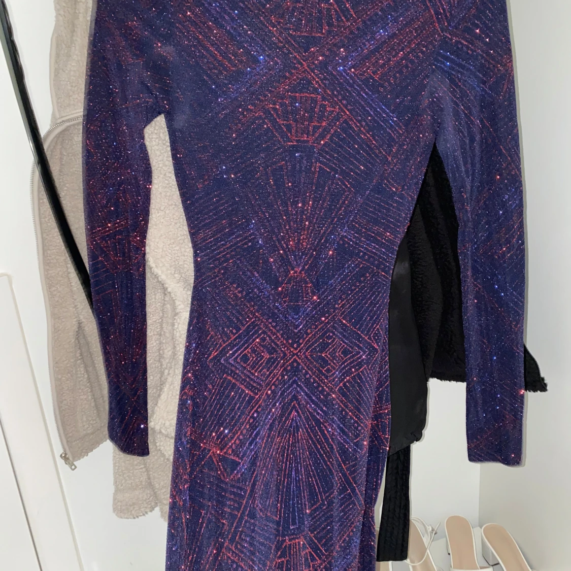 Mörkblå glittrig långklänning med öppen rygg - 1