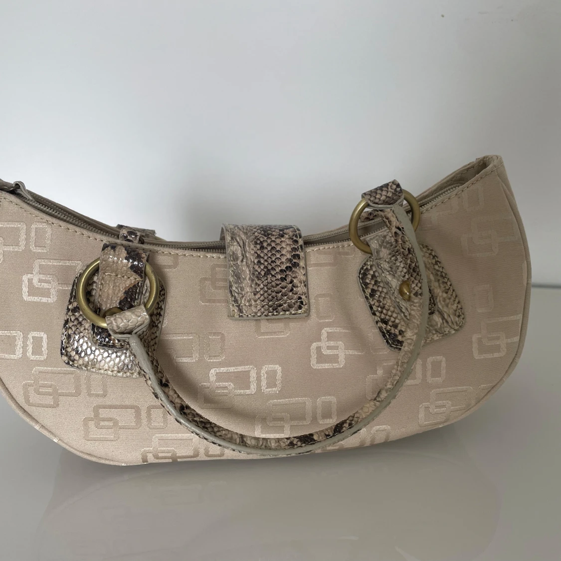 Beige axelväska från Nardini med ormmönstradedetaljer  - 4