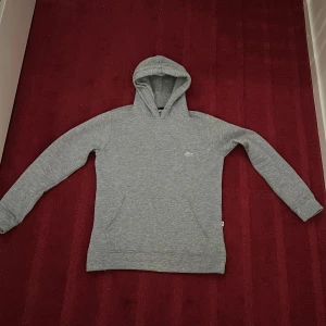 Grå hoodie från Lacoste - Säljer en grå lacoste hoodie, storlek s. Dm,a mig om du vill diskutera pris