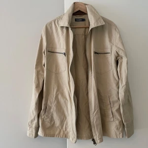 Jacka dressman - Herrjacka från Dressman, mycket bra skick! Lite tunnare jacka nu till vår/sommar