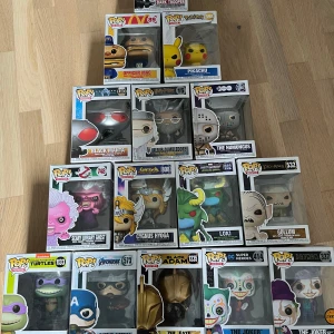 Samling Funko Pop! figurer - Säljer en samling Funko Pop! vinylfigurer med karaktärer från bland annat Pokémon, Marvel, DC, Sagan om Ringen, Turtles och anime. 1 figur kostar ca 200 kr men vi säljer för 150 kr. Figurerna är i sina originalförpackningar med färgglada och detaljerade designer. Perfekt för samlare eller som present till nördiga vänner. De flesta är OÖPPNADE.
