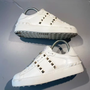 Valentino skor - Hej! Säljer nu mina skor från märket Valentino, storlek 35.5 bra skick, givetvis äkta. Tveka inte på att höra av dig om du har frågor eller funderingar kring skorna! 