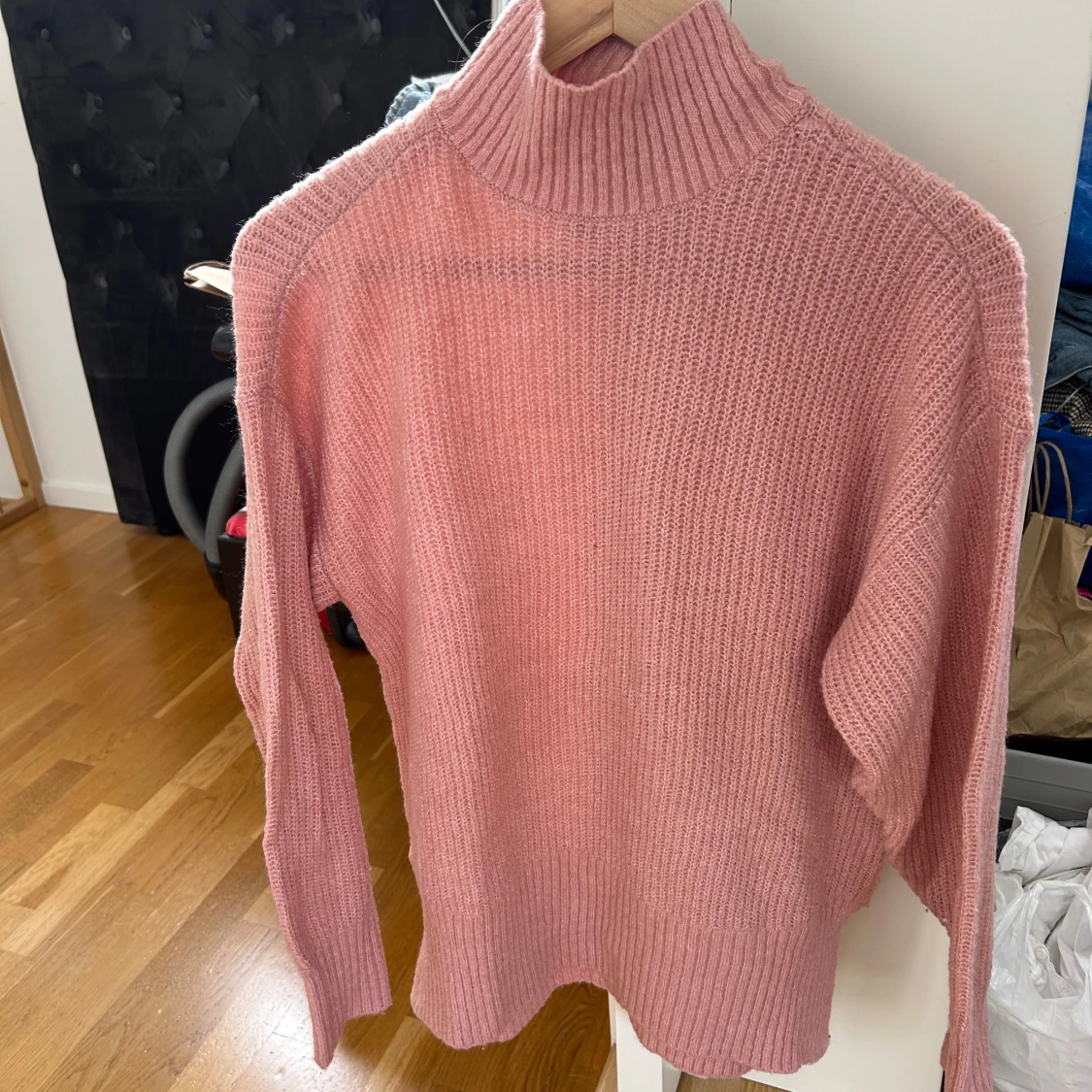 Rosa stickad polotröja från H&M