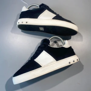 Valentino flycrew  - Hej! Säljer nu mina skor från märket Valentino, storlek 35.5 bra skick en nit saknas , givetvis äkta. Tveka inte på att höra av dig om du har frågor eller funderingar kring skorna! 