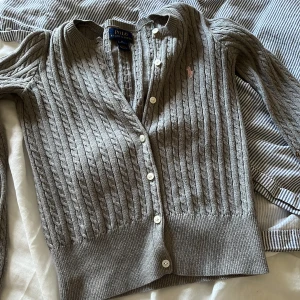 Grå kofta från Polo Ralph Lauren - säljer en grå kofta ifrån polo ralph lauren med med vita fina glansiga knappar använt ungefär 3ggr💕💕