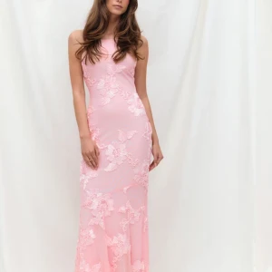 Ljusrosa långklänning med spetsdetaljer - Söker denna klänning från Gina i storlek s!!!🥰