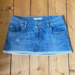 lågmidjad jeans kjol  - säljer denna superfina jeanskjol. Den är tyvärr för liten för mig och sitter inte så som jag ville. Den är lågmidjad och midjemåttet är 40cm!! Inga bilder på då den är förliten tyvärr ❤️ pris går att diskutera via snabba köp
