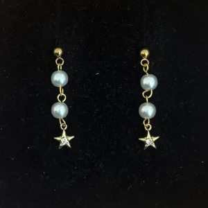 Guldiga örhängen med pärlor och stjärnhänge - Handgjorda och unika guldörhängen 🤩 Hela örhänget är i 100% rostfritt stål (ej guldpläterat) 💕🙏4 cm långa. Alla köp görs via ”KÖP NU” knappen.  💐