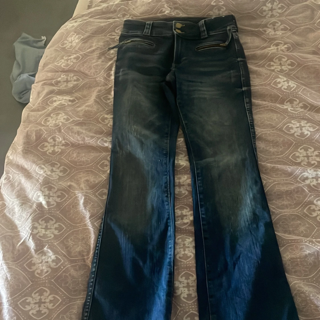 Blå bootcut jeans från H&M