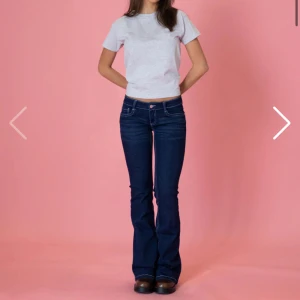 Mörkblå bootcut jeans  - Säljer ett par mörkblå bootcut jeans från din vintage shop med tydliga vita kontrastsömmar. I stolek xs helt oanvända inte ens öppnade, säljer dessa då jag bästellde två storlekar och den andra var bättre. Köpta för 710kr säljer för 500kr 