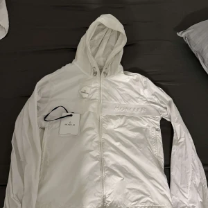 ÄKTA Moncler jacka  - Köpt på Moncler i Malaga. All äkthetsbevis tillkommer. Mycket fräsch 