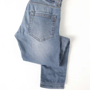 Ljusblå Dondups slim fit  - Vi säljer ett par stilrena Dondup slim fit jeans! Storleken är 33 men dessa är uppsydda vilket gör att de passar 175-180! Modellen på bild är 180cm och väger ca 60kg