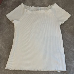 Vit ribbad topp från Lindex - Säljer en söt vit ribbad topp från Lindex💞strl 152 men passar xxs-xs 💕inga fläckar eller defekter 💞pris kan diskuteras 🌸