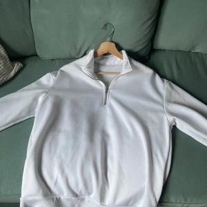 Vit halvzip sweatshirt - Aldrig använd, stått i garderoben ett tag.