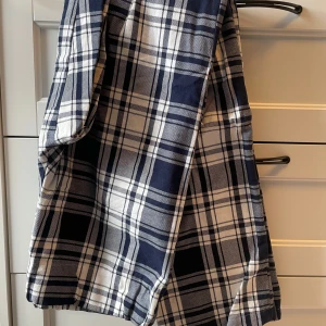 Pyjamasbyxor - Rutiga pyjamasbyxor som jag sytt själv. Tyvärr blev det lite fel i måtten så de passar inte mig. Finns ju ingen storlek men runt s i midjan men jag är ganska lång så byxorna är också lite extra långa.