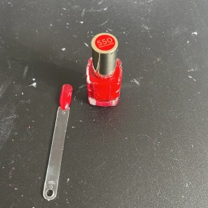 Rött nagellack från L'Oréal Paris - Snyggt rött nagellack i nyansen 550 Rouge Sauvage från L'Oréal Paris. Använd ca 1 gång
