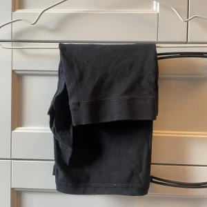 Svarta bomullsshorts - Svarta shorts som funkar utmärkt till träning, under en kjol eller bara som de är.