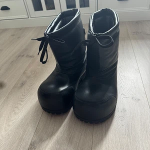Balenciaga Alaska leather boots  - Inget fel med dom. Äkta, har kvitto, blivit legit checkade, du kan betala en app och legit checka dom igen om det känns tryggare. Ingen box bara 2 dustbags. Storlek 41 (US 8) 