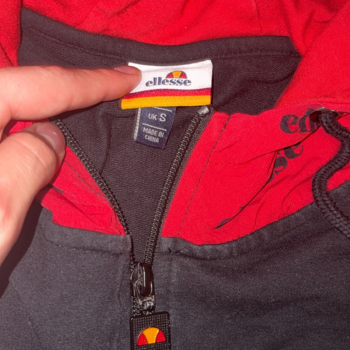 Svart hoodie från Ellesse med röd huva - 3