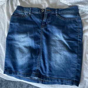 Jeans kjol - Mörkblå Jeans kjol ifrån vero moda🤩