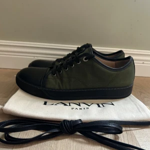 Lanvin skor - Säljer nu dessa riktigt feta Lanvins i storlek 41/Uk 7 som är perfekt nu inför sommaren! Dem är i bra skick, det ända är att det finns lite små repor på tån men det syns endast på närhåll, men annars ett väldigt bra helhetsintryck! Dustbags + extra snören medföljer. Hör gärna av dig om det är något du undrar över!🙌🏼 PRIS KAN DISKUTERAS!