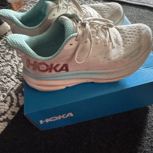 Hola skor  - Säljer mina Hoka skor i storlek 38! Endast använd en gång! Ny priset ä 2399! Säljer för 1750kr💕💕
