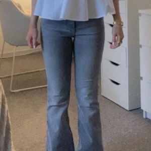 Grå jeans - Jättesnygga, storlek 34. Innerbenslängden ca 79