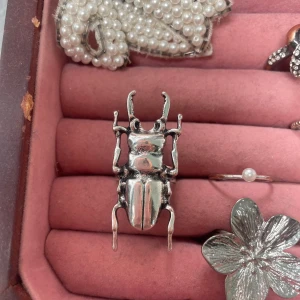 Silver skalbagge-ring - Säljer denna fina skalbagge ring i silver, justerbar 💕 använd sparsamt