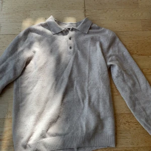 Beige polotröja från Massimo Dutti - Säljer en stilren beige långärmad polotröja från Massimo Dutti. Den är i wool cashmere. Privat vid fler frågor! 