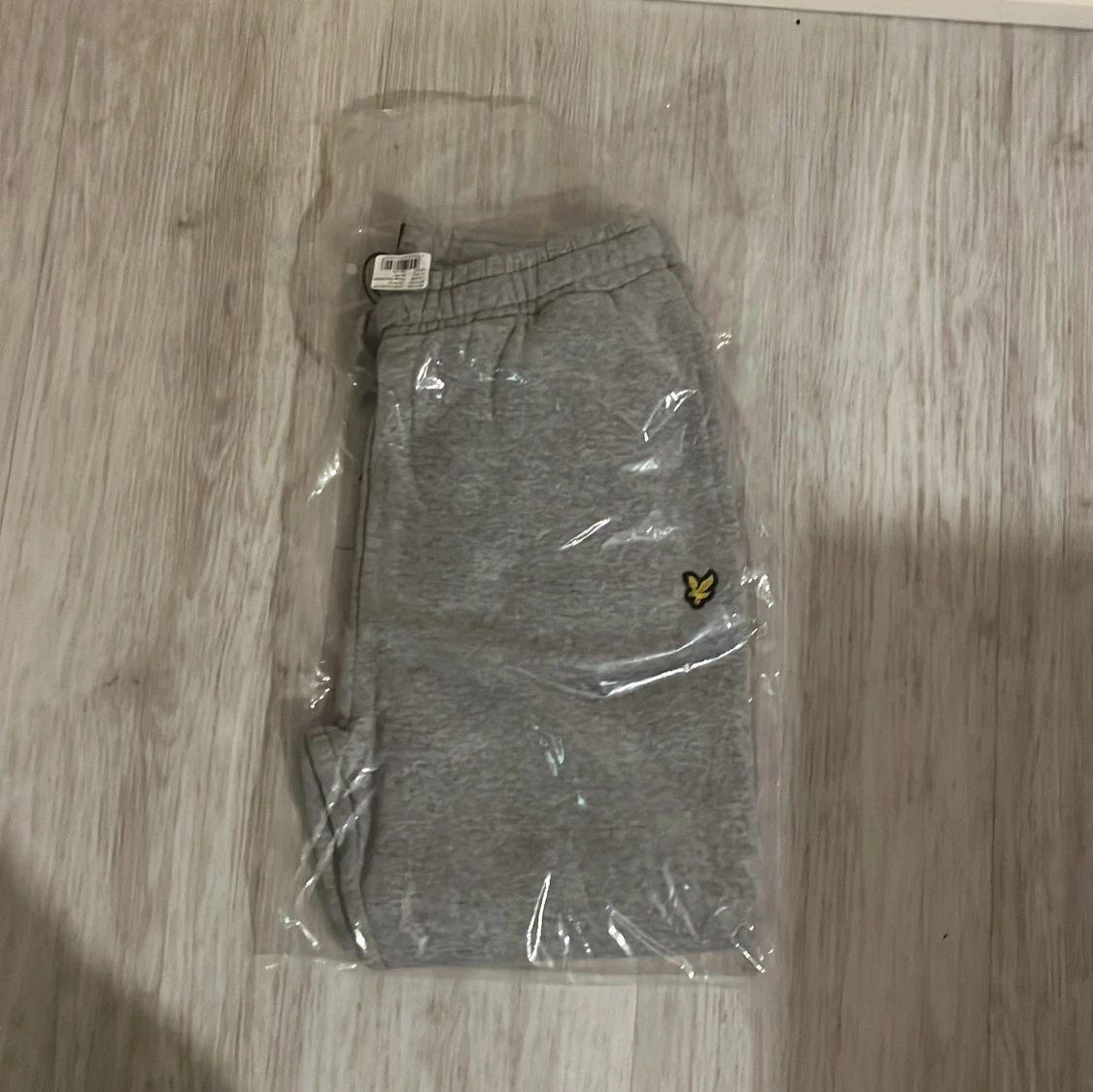 Grå mjukisbyxor från Lyle & Scott Junior