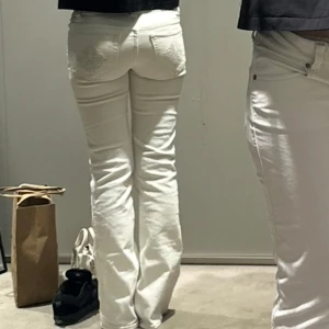 Vita raka jeans med låg midja - Säljer ett par vita jeans med bootcut och låg midja. Byxorna har klassisk femficksdesign och stängs med dragkedja och knapp. Perfekta för en fräsch och stilren look. Köpta för 400kr. Helt oanvända (prislapp kvar) finns i stockholm eller fraktas men står ej för frakt! 🥰 Storlek är S men det är full längd så de är längre än vanlig S i längden. 