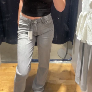 Straight Jeans - Ett par straight jeans, fåtals gånger använda🤗💓Nypris 400kr