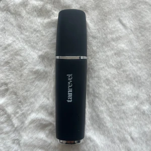 Tanrevel  - Säljer min Tanrevel med stilren design och silvriga detaljer. Perfekt för att fräscha upp huden under dagen. Smidig att ta med i väskan tack vare sin kompakta form.