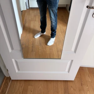 Replay Anbass Jeans - Säljer ett par Replay Anbass jeans i blå tvättad denim med snygga slitningar och klassisk femficksdesign. Jeansen har normal passform och raka ben, samt dragkedja i gylfen. Perfekta för dig som gillar en stilren och modern look. Tagen är inte kvar, men det är egentligen det enda som är förändrat.