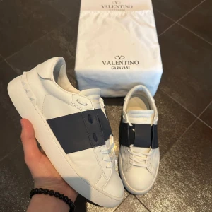Valentino open  - Säljer ett par vita Valentino open som är perfekt till sommaren!! Mycket bra skick skulle söga att skicket är 9/10. Det klart att de är äkta. Skriv om ni behöver mera bilder. De har box och dustbag. Har inga repor alls. Storlek 41 men passar 41-42. Ingen kvitto så skriv inte ifall det finns kvitto.