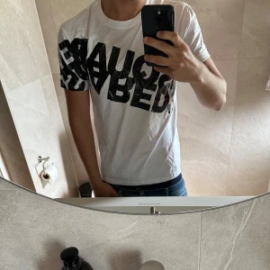 Dsquared2 T-shirt - Tjenare, säljer en väldigt exklusiv och efterfrågat Dsquared2 t-shirt. Storlek: M och passform Slim fit. Skick 10/10 Helt ny. Vid frågor eller sådant är det bara att skriva! 🙌