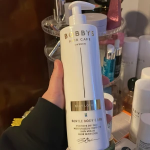 Bobbys hair care lotion - Säljer en helt ny flaska med bobbys body lotion. 400ml luktar otroligt gott! enda anledningen till att jag säljer är pga att jag har en till helt ny så behöver inte en till, nypris 249 säljes för 150 kr☺️