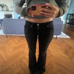 Svarta bootcut jeans - Säljer ett par svarta bootcut jeans med låg midja. Har använts några gånger och har lite defekter. 