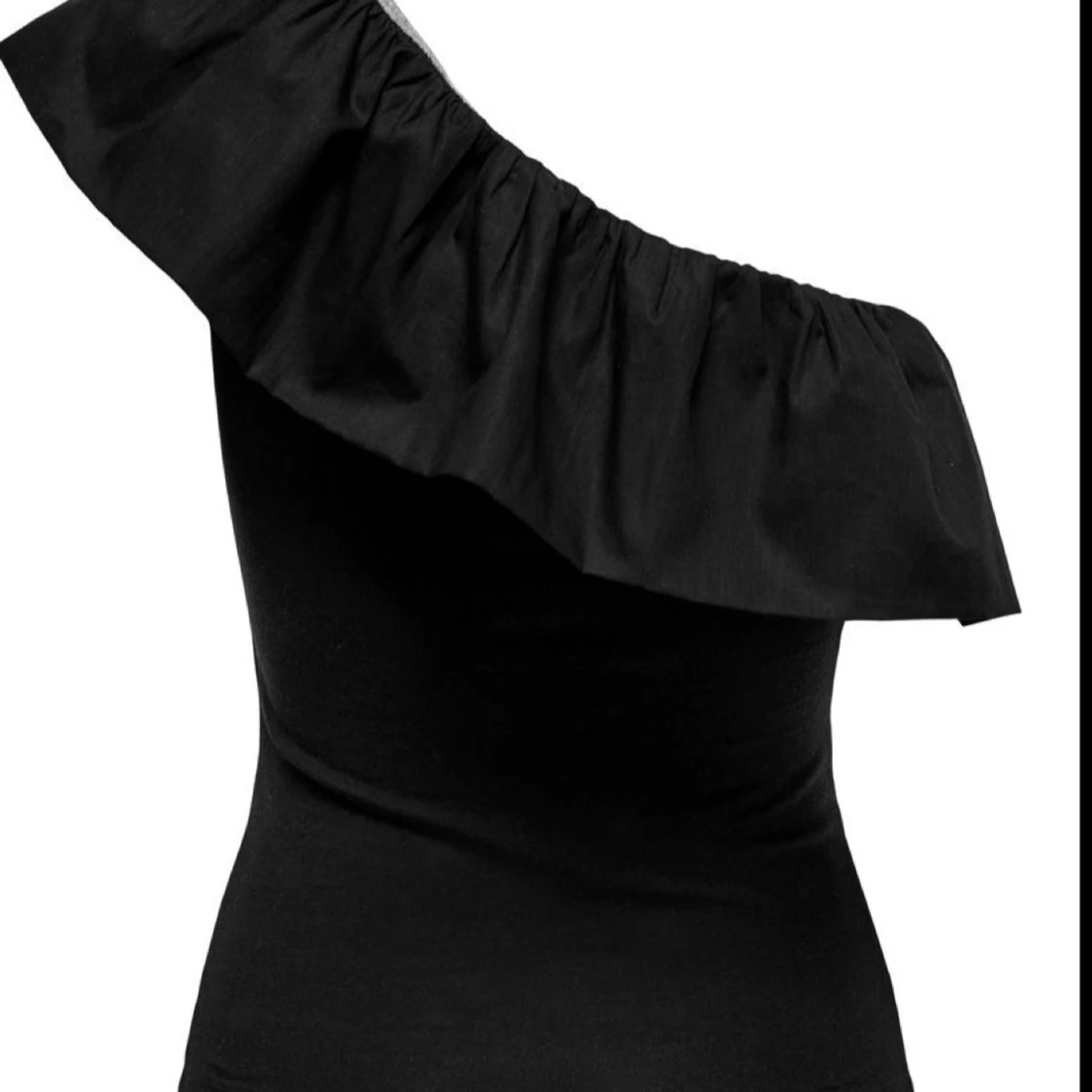 Svart oneshoulder topp med volang