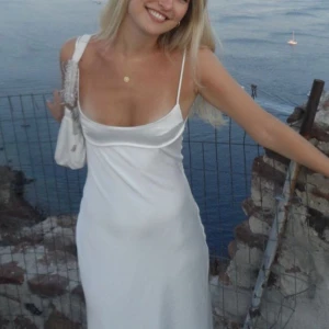 Zara satin klänning - 2 första lånade bilder! 🫶 Säljer denna superfina klänning från Zara som var jättepopulär förra sommaren. Den har en slits backtill samt lite detaljer i ryggen. Har någon defekt men inget man tänkee på alls! Be om extra bilder om det behövs ❤️