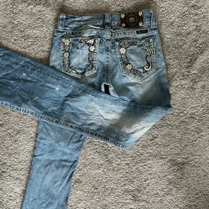 Miss me jeans  - Miss me low waist bootcut. Storlek 25, små i storlek. Midjemått: 33 cm och innerbenslängd: 82 cm. Trasig längst ner vid ena benet, kanske inte märks av jätte mycket om dem bärs för långa.