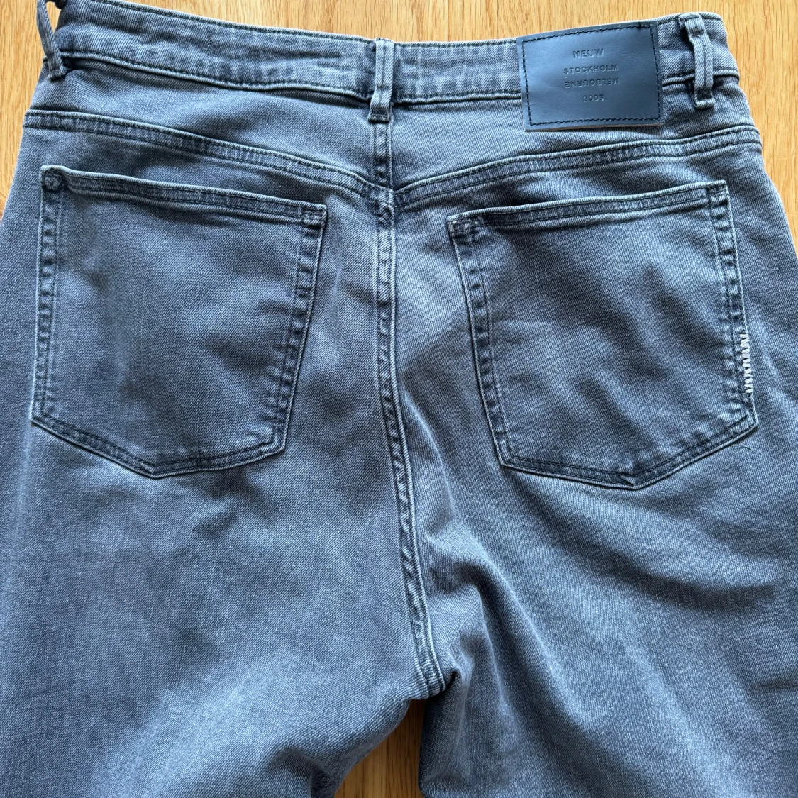 Grå jeans från Neuw, modell Lola - 3