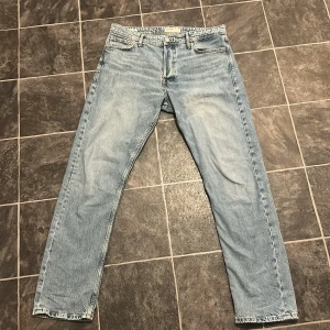 Ljusblå jeans från Jack & Jones - Säljer ett par ljusblå jeans från Jack & Jones med loose passform. Perfekta för en avslappnad stil.