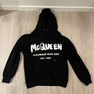 Alexander Mcqueen hoodie - Skick: 9/10 som ny                                                                                (Har kvitto på den)                                                       Inga defekter eller tecken på slitage!                          Storlek: M passar även S                                                       Vid frågor eller intresse är det bara att höra av dig🤝
