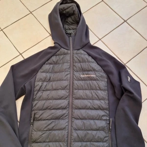 Grå cardigan från Peak Performance - Svart Peak Performance cardigan. Strl: M
